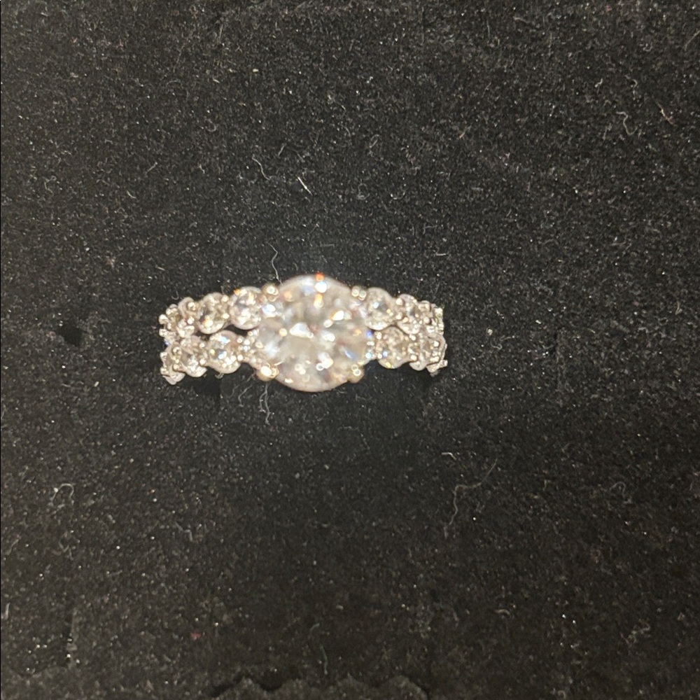 BRAND NEW Italo Elegant Silver and White Crystal Ring Set